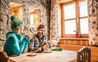 Kitzbueheler Alps_lodge inside_couple enjoying a coffee(c)MirjaGeh_Eye5_2015