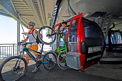 Mountainbiker steigen aus Gondelbahn