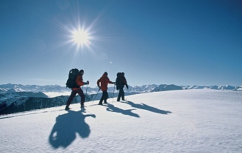 KAM_000086_Drei-Personen-beim-Schneeschuhwandern_Archiv-Kitzbueheler-Alpen-Brixental