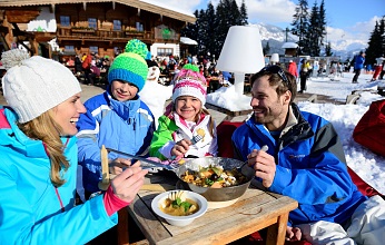 Kitzbueheler Alpen_Skifahren_Familie auf Huette_Kaiserschmarrn_(c)Stefan Eisend